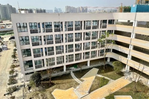 来龙中学项目位于成都龙泉驿区十陵街办农平路以南,十陵现代新居以西