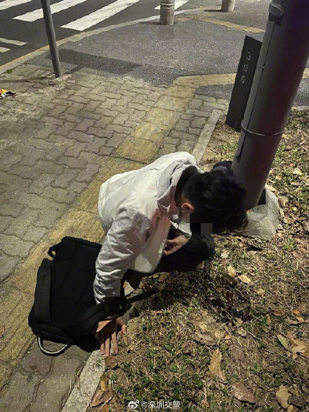 男子醉酒睡街头 铁骑暖心救助