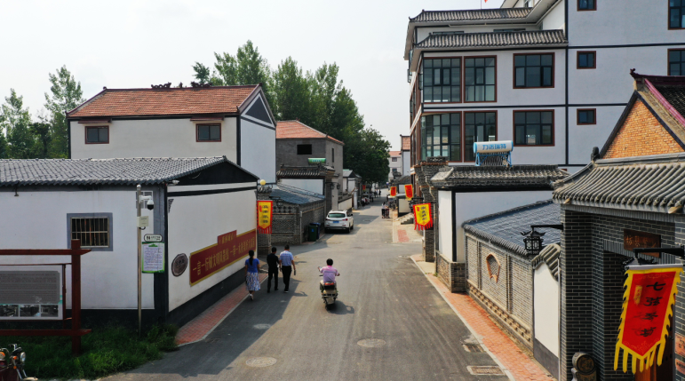 在范场创建森林乡村过程中,兴林和富民相融相合,绿色为旅游增色,旅游