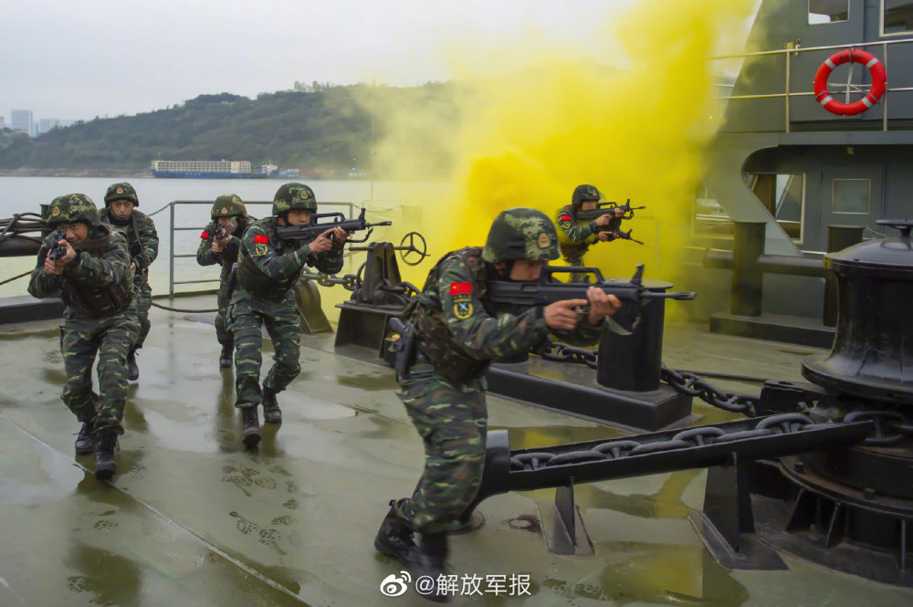 长江江面一场实战化训练正在进行