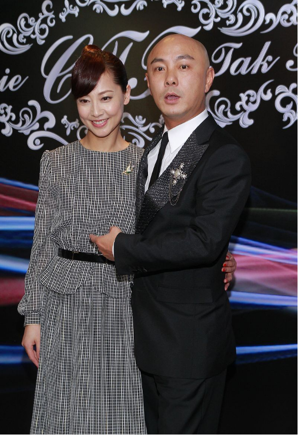 张卫健的老婆真挺会保养的虽然已经是中年人但依旧有颗少女心