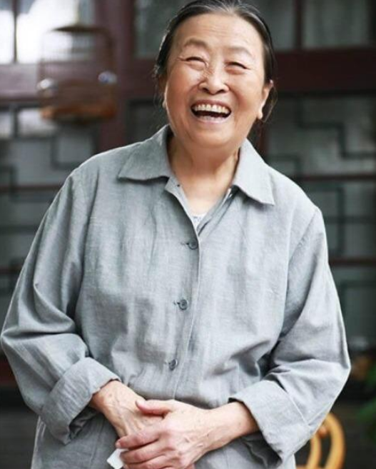 "丑娘"张少华因病去世,半年前最后1次露面曝光,满脸老年斑却依旧慈祥