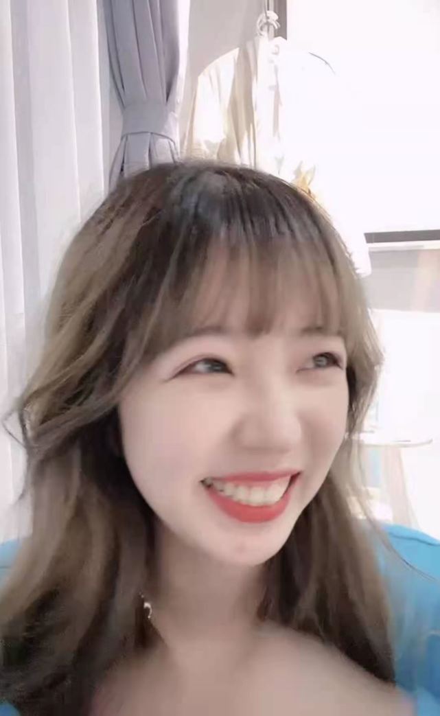 郝一点整容成功了自信开播脸不再歪可又露出了小龅牙