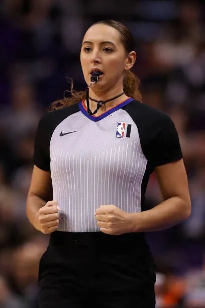 分享给大家一些她在nba赛场执法瞬间的靓照吧:ashley moyer-gleich在