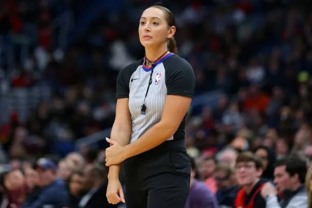 分享给大家一些她在nba赛场执法瞬间的靓照吧:ashley moyer-gleich在
