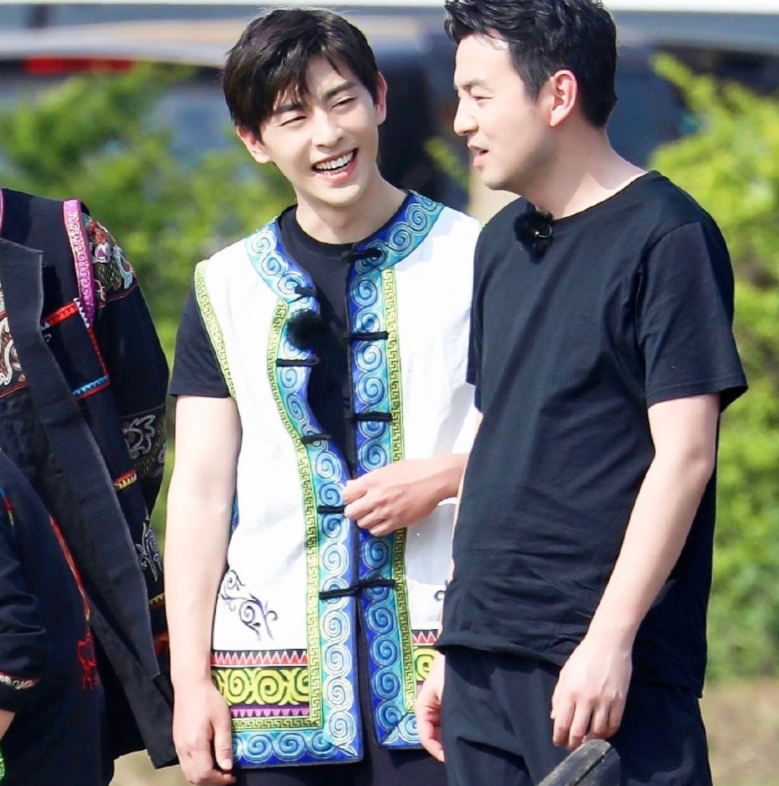 《极挑》路透曝光,邓伦黄明昊民族风造型,演员和爱豆的确有区别