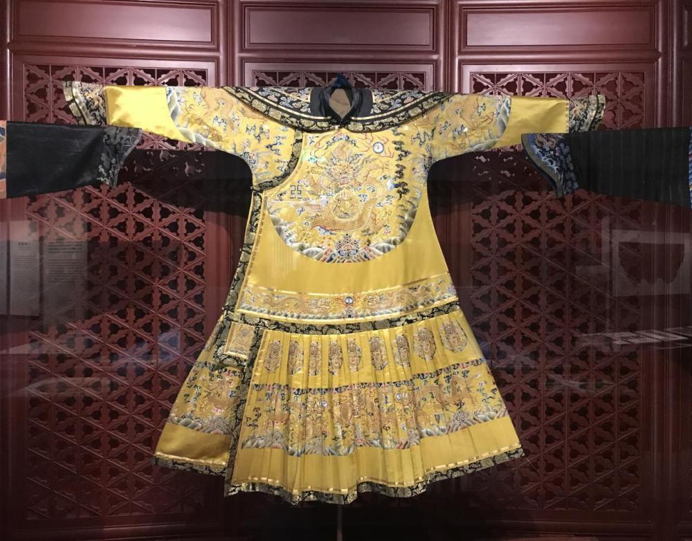 古代皇帝的龙袍不能水洗,时间长了,穿臭了怎么办?