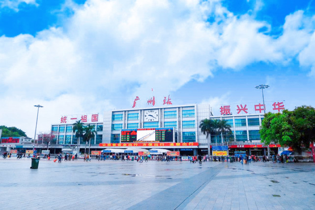 把"统一祖国"挂门头上的广东火车站,游客:想合影
