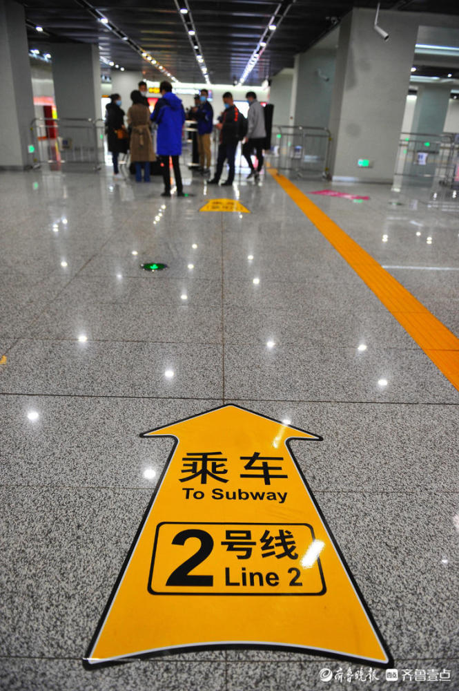 明早发济南王府庄站进入站台跟着指示牌去坐2号线