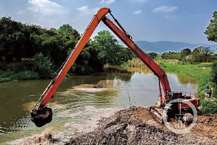 河道清淤忙让碧水畅通流