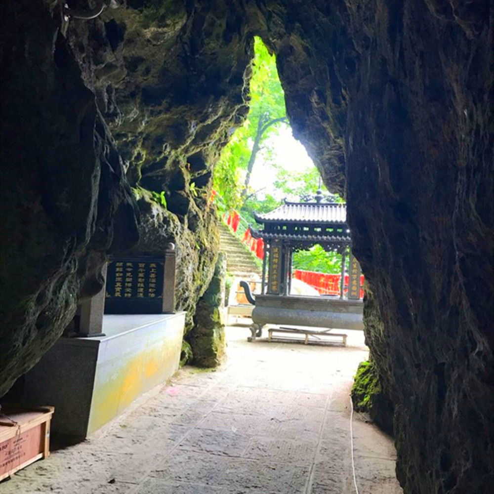 峨眉山九老洞传闻内有三道死关很多人进去后再也没出来