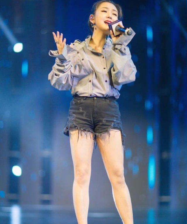 35岁何洁瘦出新高度体重90斤大象腿成漫画腿状态似少女