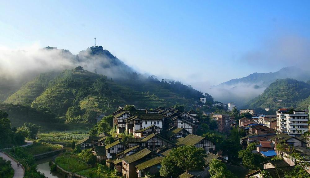 四川一座依山而建的古镇是国家级福宝森林公园的门户