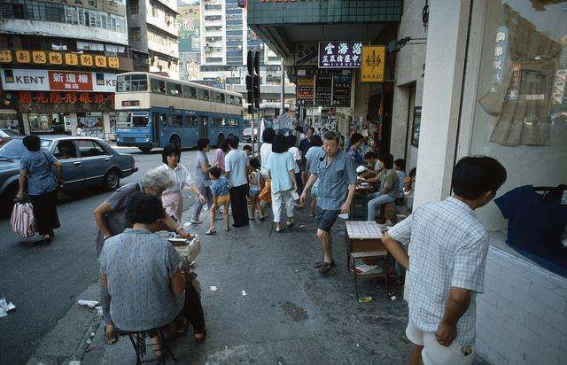 老照片80年代的香港繁華廣告下的市井生活