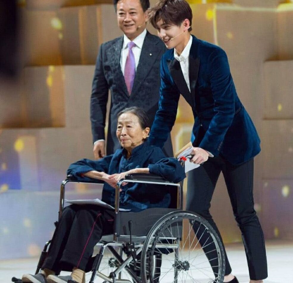 "女儿"们,其中演员杨志刚更是晒出多张与"干妈"张少华的照片,二人相拥