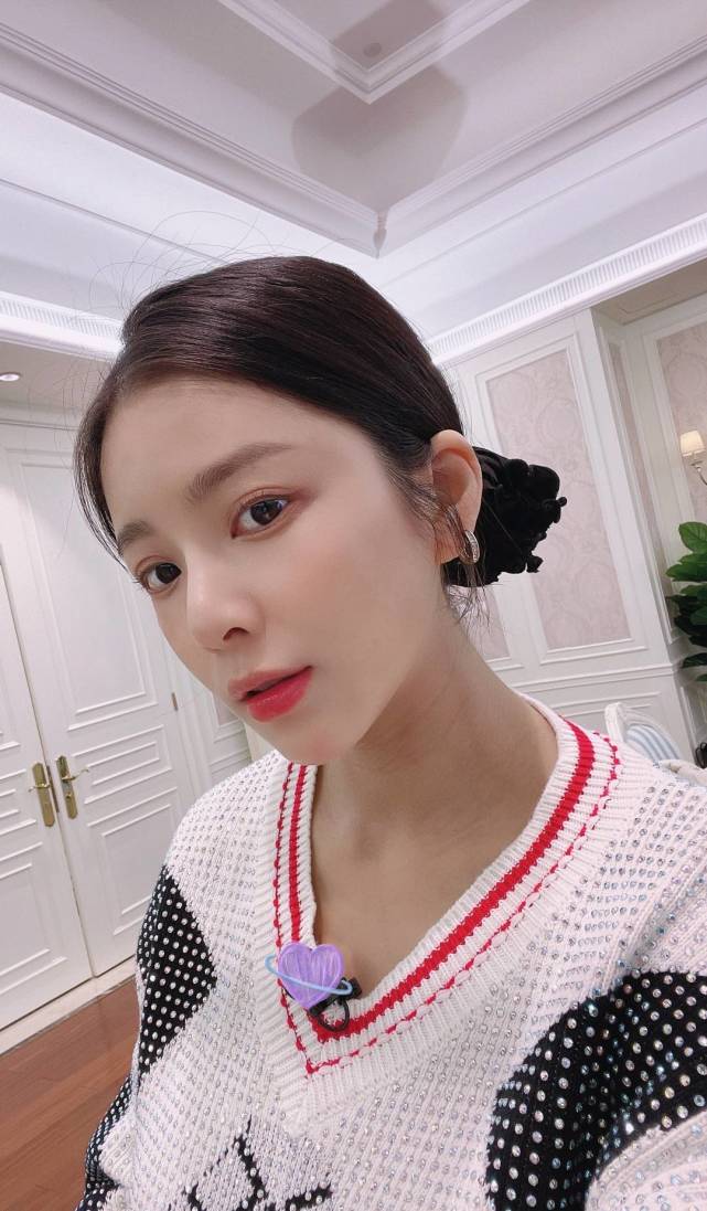 王灿罕见晒杜淳秀恩爱孕期素颜状态佳杜淳贴心陪老婆产检4个小时