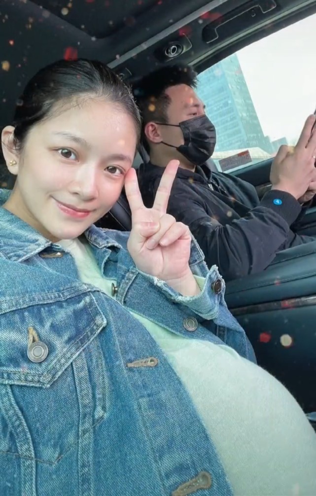 杜淳晒老婆王灿亲吻宝宝脚丫照正式宣布升级当爹我们的世界多了一个她