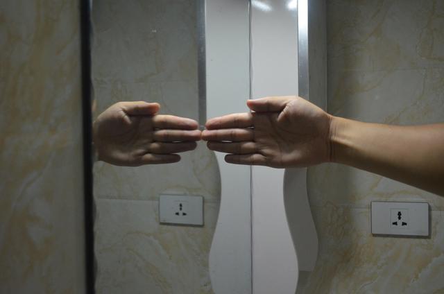 打开腾讯新闻,查看更多图片 >辨别双面镜的方法你知道怎么辨别酒店