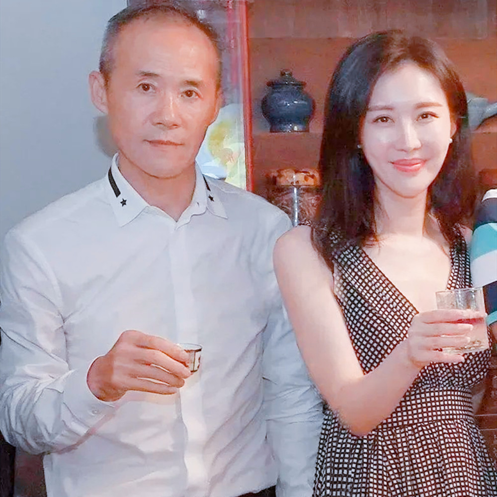 隔着屏幕都觉得尴尬70岁王石携40岁娇妻见好友两人称呼差辈了