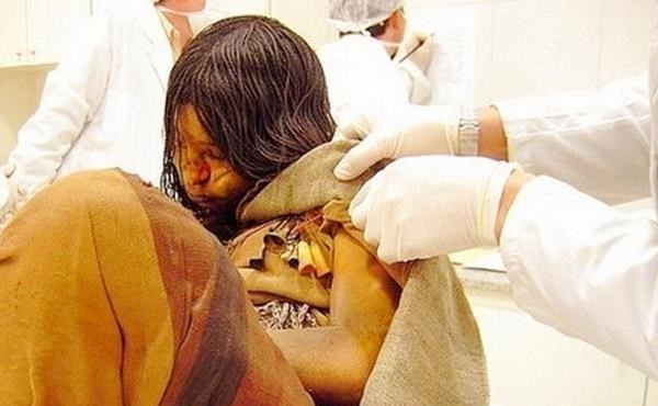 和米盖尔这才得以发现这名500年前美貌的少女,并且解开她的死亡之谜