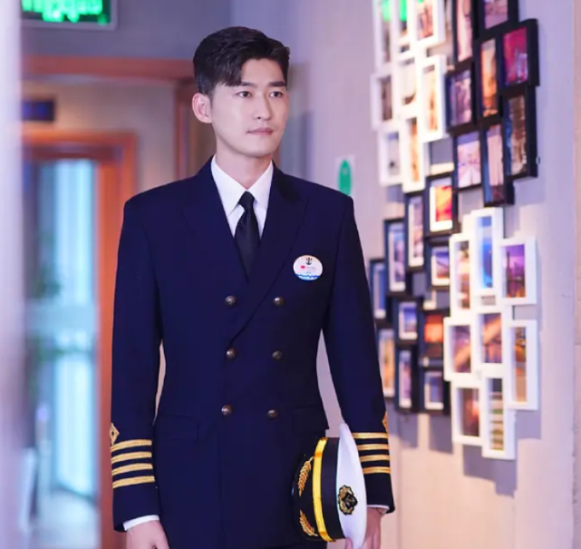 张翰海洋之城开播海下救人帅气十足机智玩梗惹爆笑