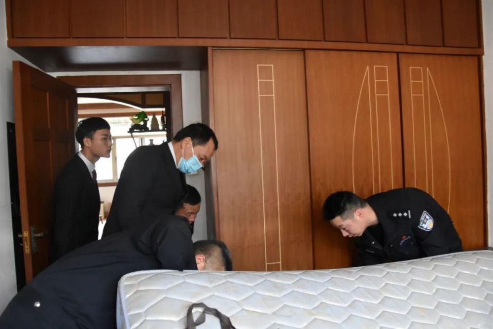 怀化市人民检察院党组书记,检察长徐百坚提审犯罪嫌疑人_腾讯新闻