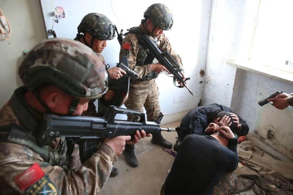 超燃现场近观魔鬼周武警城市反恐训练