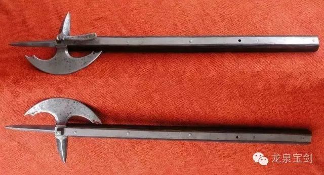 如同一把短戟般,矛斧是单双手都可以握持的沉重武器.