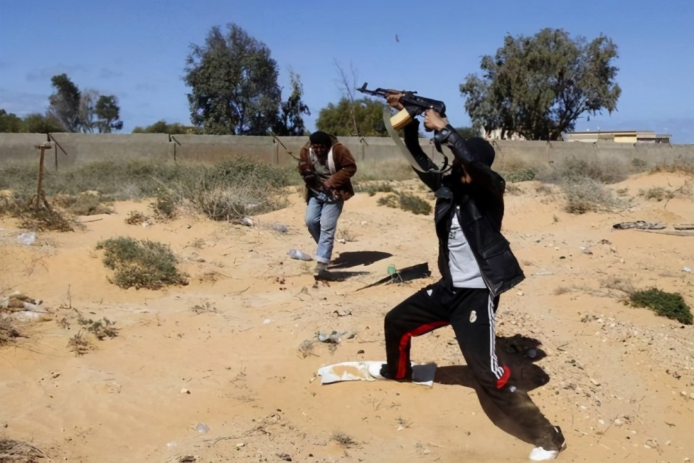 非洲大叔教你压枪!超过头顶的豪放射击,几万发子弹都打不死人