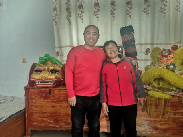 "水城余哥"执着逆袭成"直播网红" 抖音粉丝160多万 快手粉丝近百万