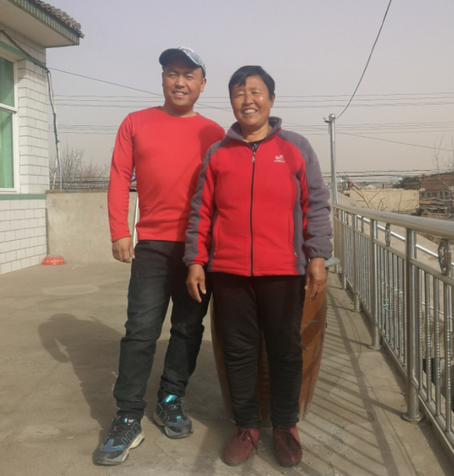 "水城余哥"执着逆袭成"直播网红" 抖音粉丝160多万 快手粉丝近百万