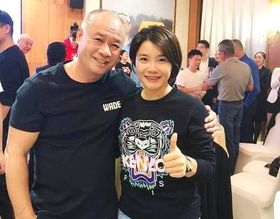 57岁体操王子李宁现状身价百亿如今满头白发妻子仍然貌美