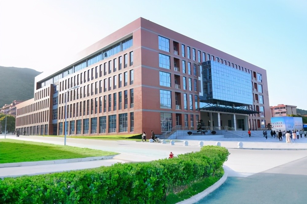 而在甩掉了民办的帽子后,无锡学院的学生也有望冲击大型单位,获得更高