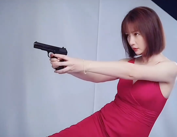 柳岩新电影海报曝光,"握枪动作"被吐槽,网友:"不够专业"_腾讯新闻