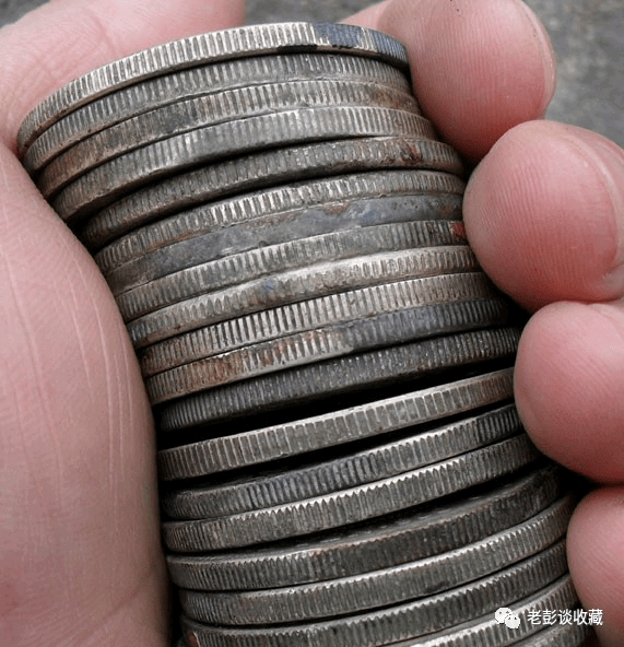 清朝晚期的一两银子和民国时期的一块大洋相比,哪个更值钱呢