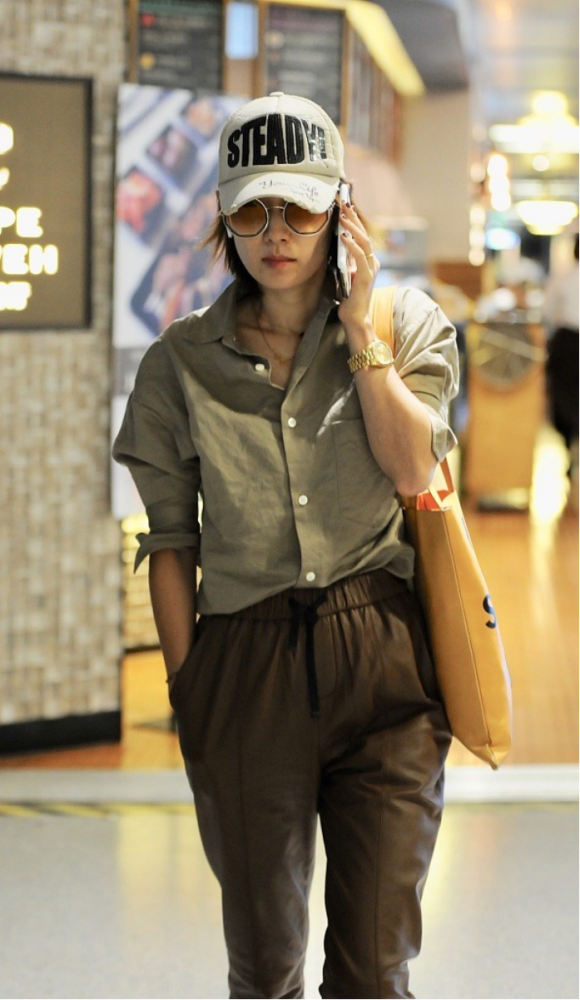 马伊琍私下穿得好随性棕色皮裤配衬衫戴着墨镜才有点明星气场