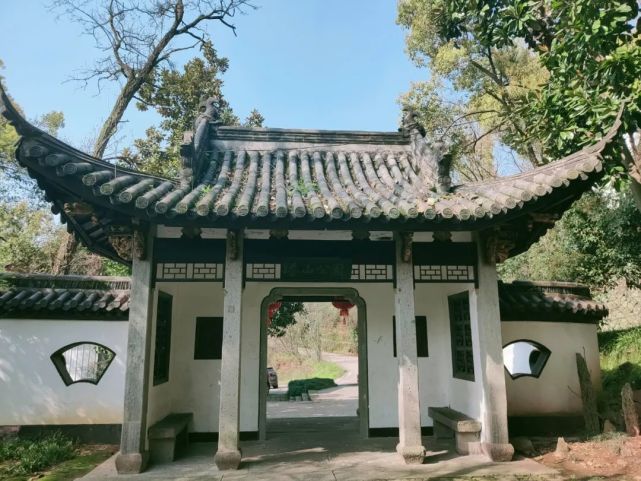 浦江塔山公园公园位于浦江县城中心,这里环境清幽,鸟语花香,自然环境