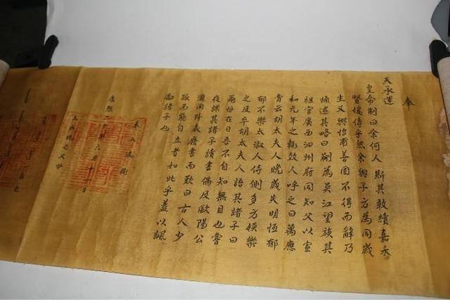 在明朝,圣旨一般不是皇帝自己来写,而是由内阁大学士代写,内阁大学士