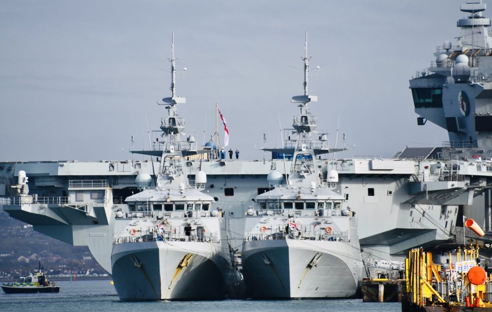 英国新航母和3艘战舰集结军港蓄势待发细看竟找不出1枚导弹