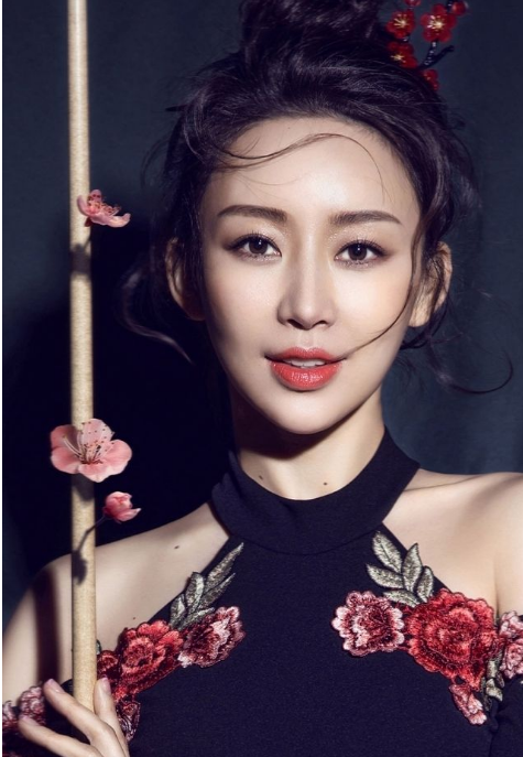 她是国内柔术第一人打台球姿势惊艳秒杀晓婷尽显性感迷人身段