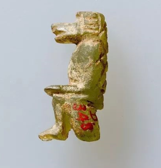 在那个时代,每个阶层的人,无论是否有权势,都喜欢在身上佩戴各种首饰