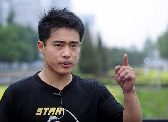 领取了一笔退役金后,张尚武在爷爷家呆了半年多.