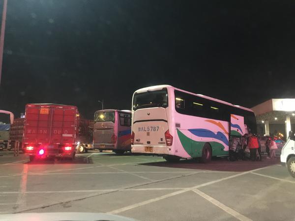 无安检每天上百乘客发全国高速服务区成黑大巴倒客集散地