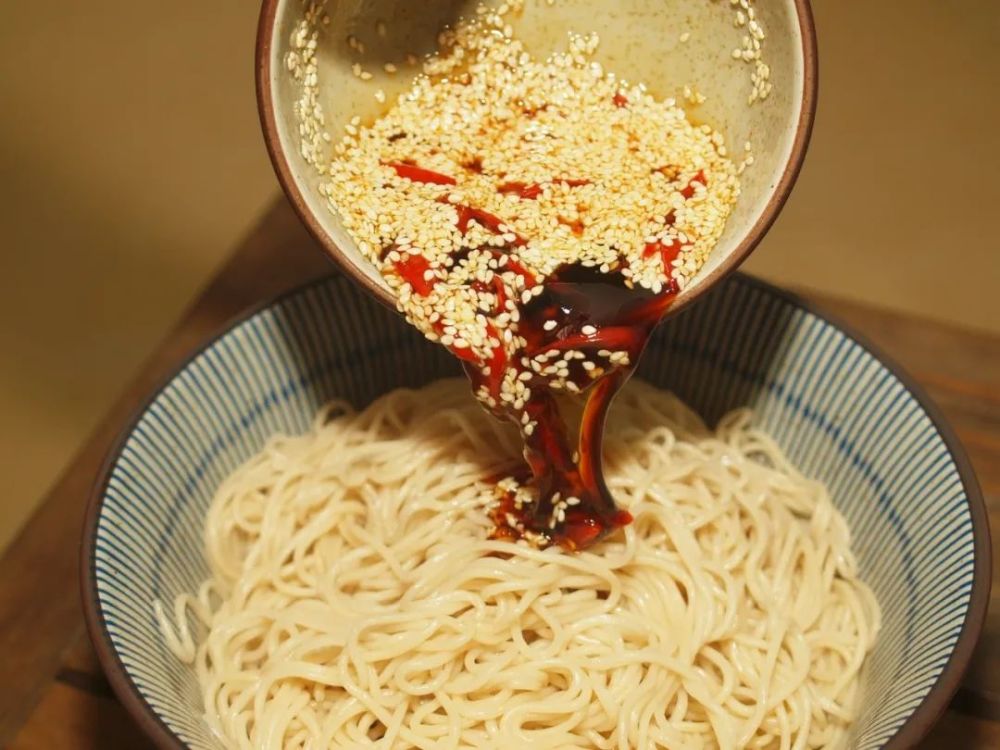 蔥油拌麵,原來只用醬料調味的拌麵也可以好吃到讓人流淚