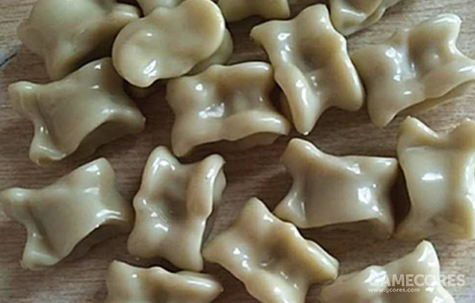 "羊拐"也称嘎拉哈,取材自羊的膝盖骨.