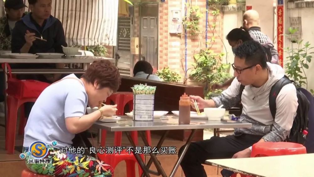 发现街坊对这位在抖音坐拥44万粉丝的美食博主"打假人李大鹏"其所谓的