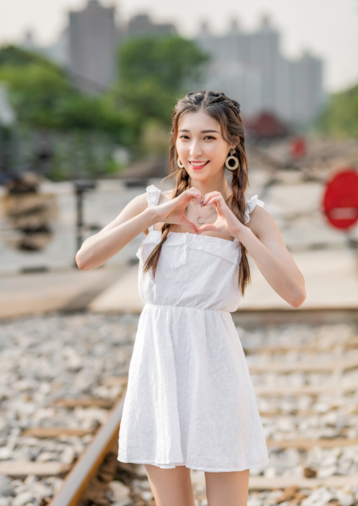 拍照时手怎么放手的13个拍照姿势简单摆放拍照好看