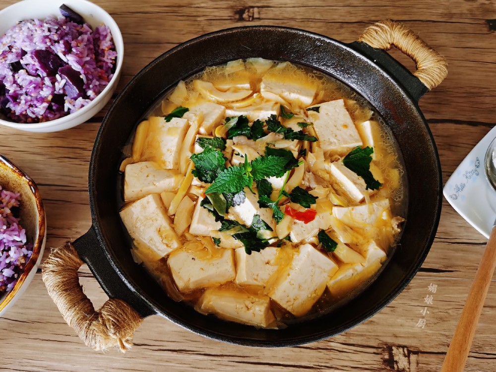 竹笋煮豆腐一包竹笋一盒豆腐再解冻一块猪肉,煮一锅两口子便够吃了