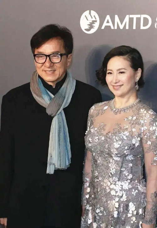 何超琼和成龙罕见同框穿银色亮片裙高级优雅成龙好绅士