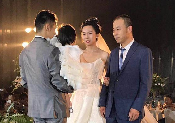 世界冠军张成龙,曾被海归富家女狂追三年,抱女儿举行婚礼